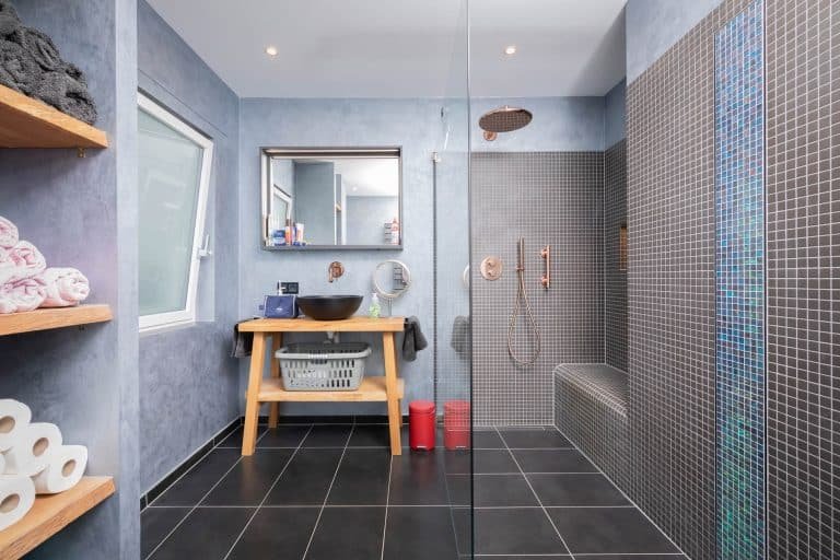 Einfaches Badezimmer – Fugenlos, Mosaik & blau!