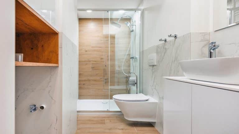 Tolles Bad mit Holz – Marmoroptik – Günstig!